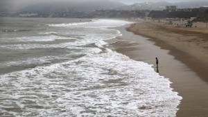 Un hombre pasea por las costas de Santa Mónica, en California, en una imagen de archivo. 