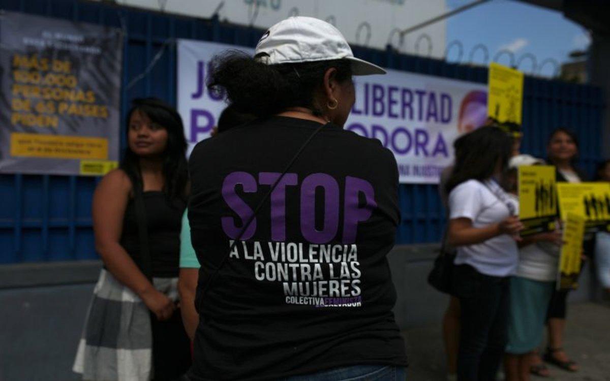 Protestas en El Salvador para apoyar a mujeres acusadas de abortar.