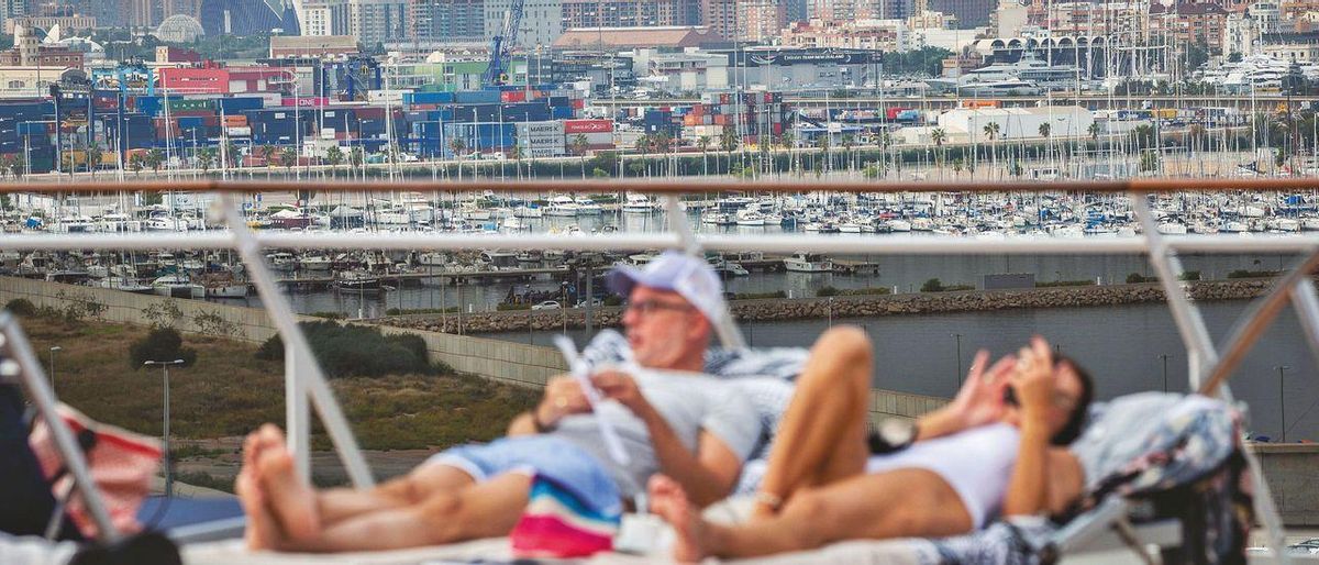 Una pareja se relaja en la cubierta de un crucero atracado en el Puerto de València. Una pareja se relaja en la cubierta de un crucero atracado en el Puerto de València.