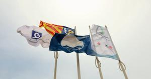 La platja de Gavà renova per un any més la bandera blava