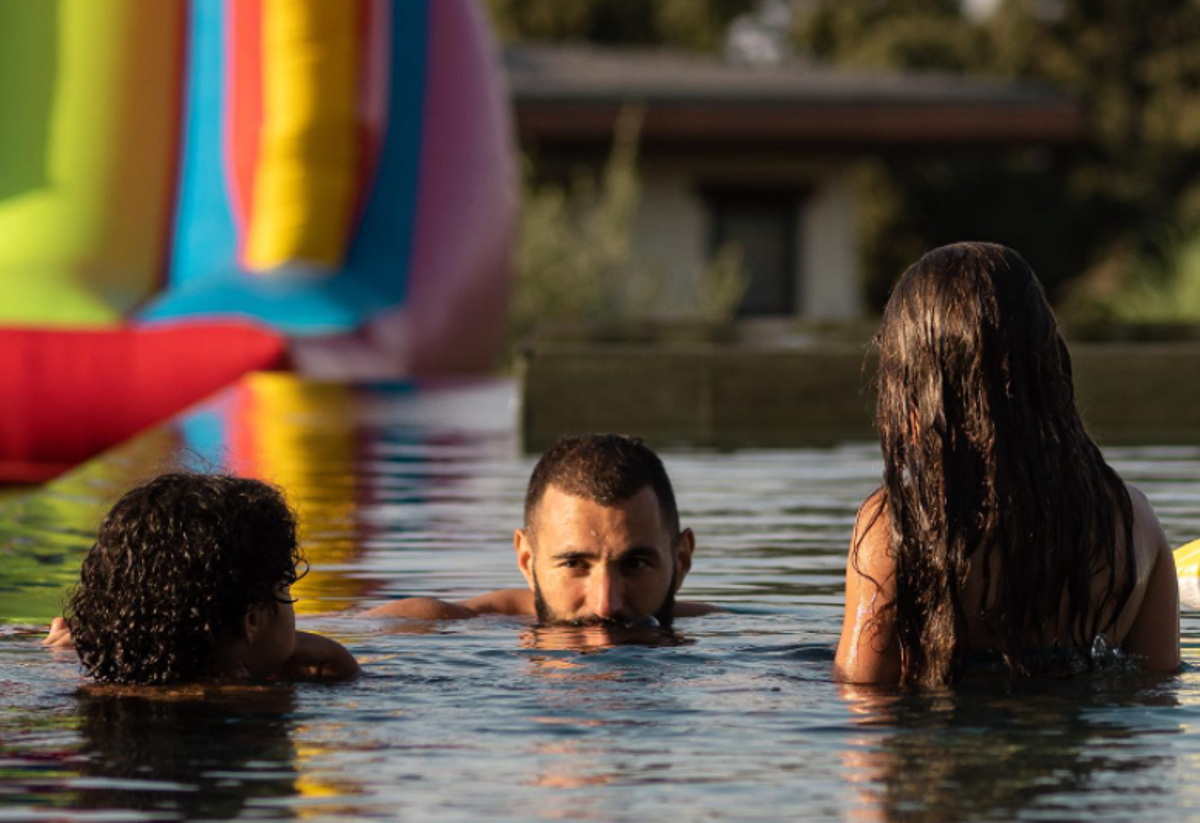 Karim Benzema jugando con sus hijos en la piscina. 