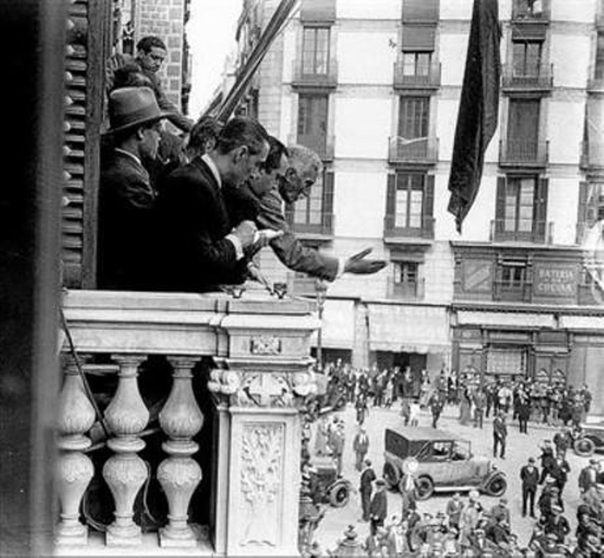 La proclamación de la República por Francesc Macià. La proclamación de la República por Francesc Macià.