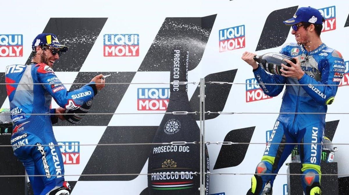 Álex Rins y Joan Mir celebran, en el podio de Motorland, dos nuevos éxitos de Suzuki. Álex Rins y Joan Mir celebran, en el podio de Motorland, dos nuevos éxitos de Suzuki.