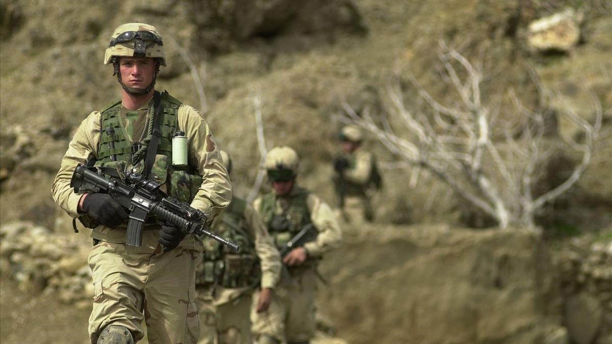 Soldados estadounidenses patrullan en el valle del río Baghran, en Afganistán, en febrero del 2003.