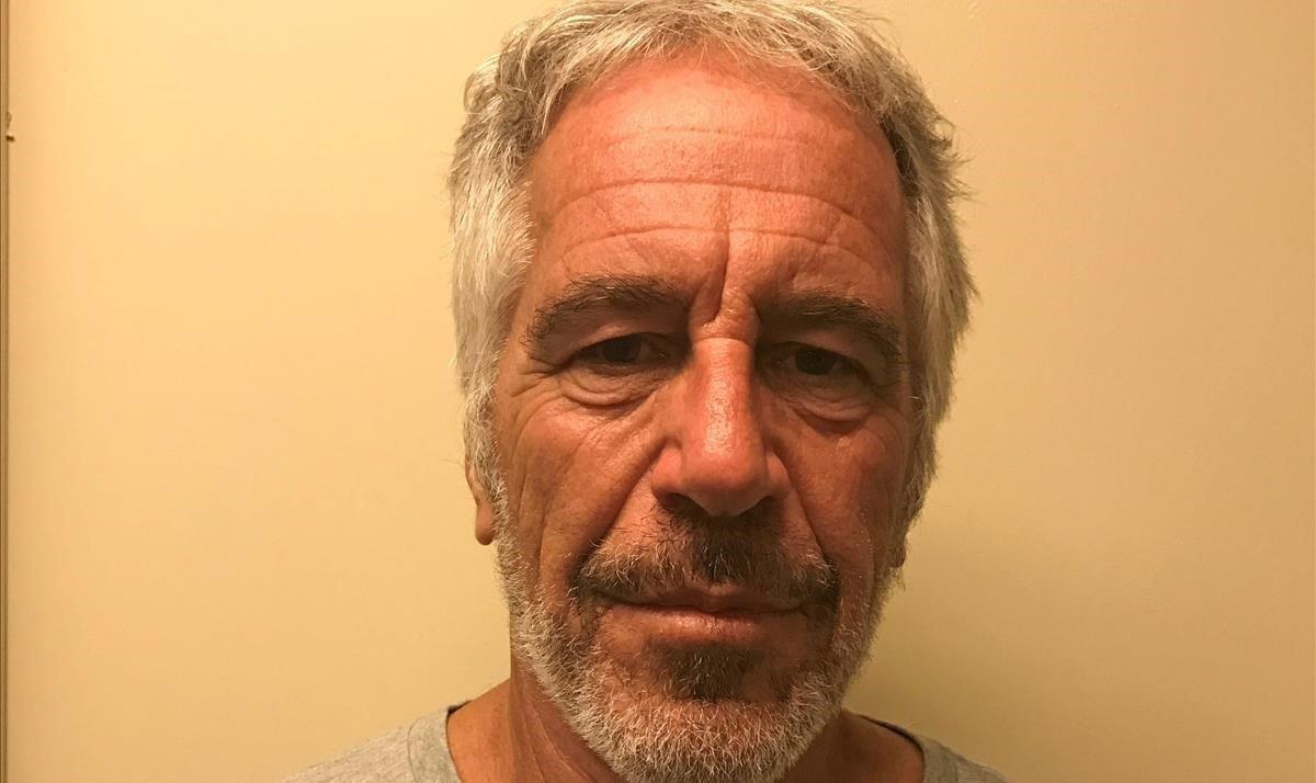 El financiero Jeffrey Epstein aparece en una fotografía tomada para el registro de delincuentes sexuales de la División de Servicios de Justicia Criminal del Estado de Nueva York, 28 de marzo de 2017