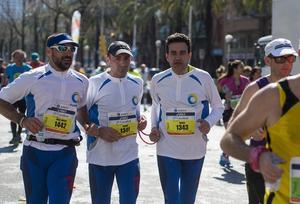 David, corredor invidente con el dorsal 1341, por la calle marina en el km 35 del recorrido del maratón de Barcelona.
