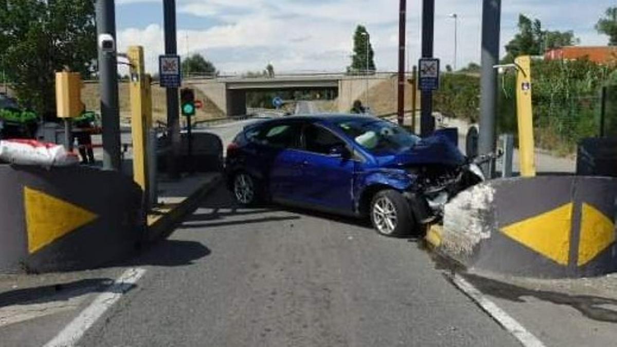 Estado en que quedó el vehículo tras sufrir un accidente en el acceso de un polígono industrial en Santa Perpètua, el pasado domingo.