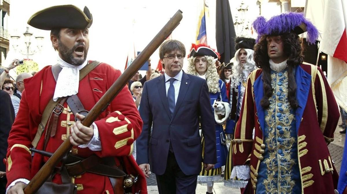 El ’president’ Carles Puigdemont recibe a una representación de los Miquelets de Catalunya y de la Associació de Recreació Històrica La Coronela en el Palau de la Generalitat.