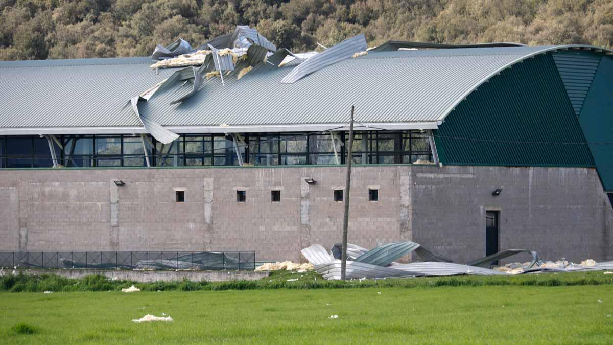 El pabellón de Canet d’Adri (Gironès) con parte del tejado arrancado por el viento.