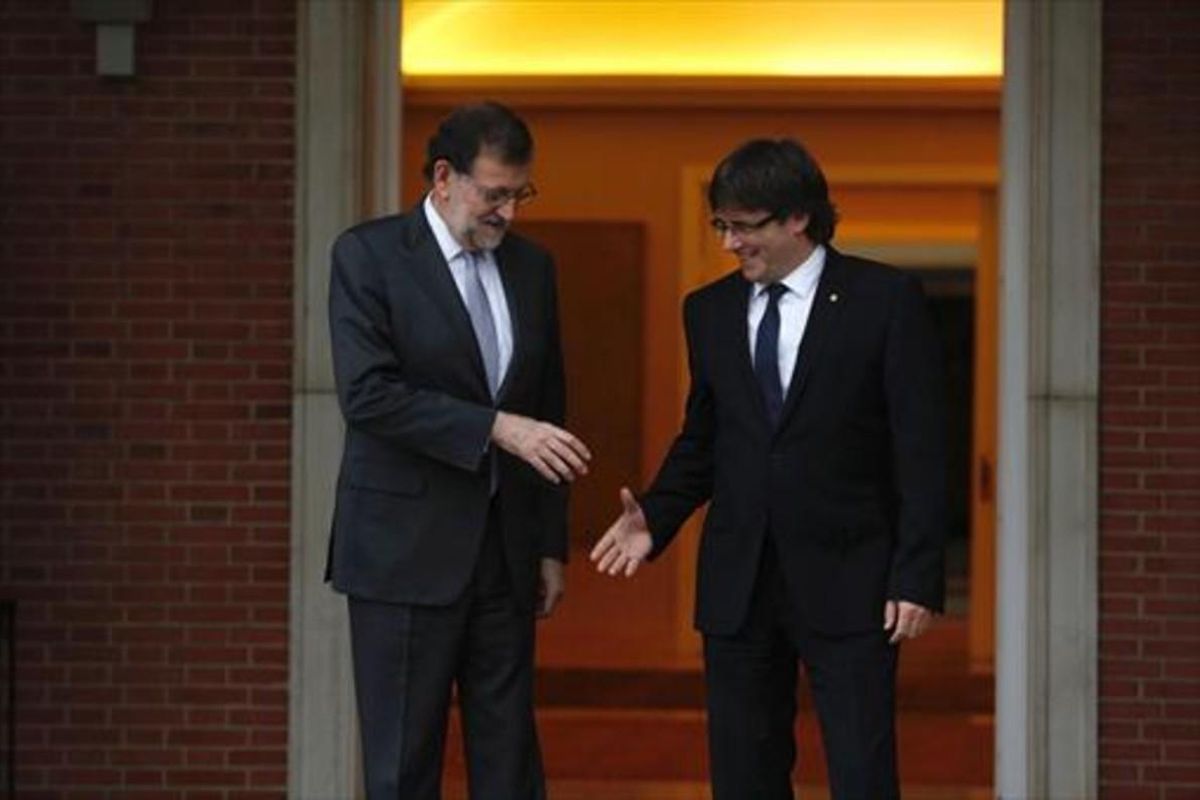 Rajoy y Puigdemont se saludan en la puerta de la Moncloa, en abril del pasado año. Rajoy y Puigdemont se saludan en la puerta de la Moncloa, en abril del pasado año.