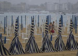 Unas bañistas caminan por la playa de Ondarreta de San Sebastián. . EFE/Juan Herrero.