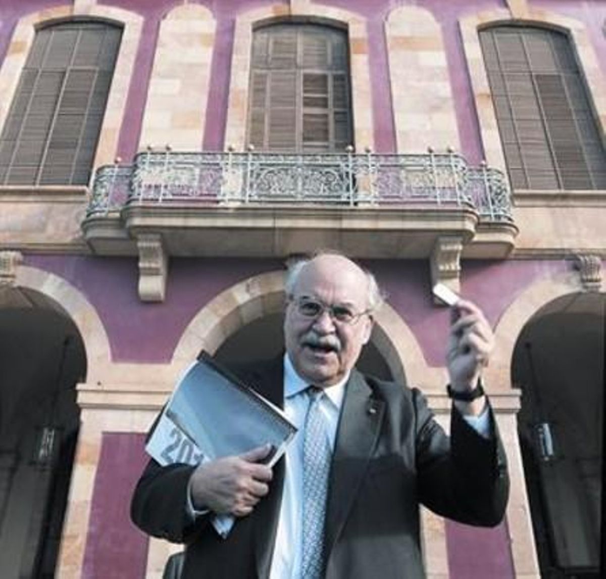 Mas-Colell muestra el lápiz de memoria con las cuentas, ayer ante el Parlament Mas-Colell muestra el lápiz de memoria con las cuentas, ayer ante el Parlament