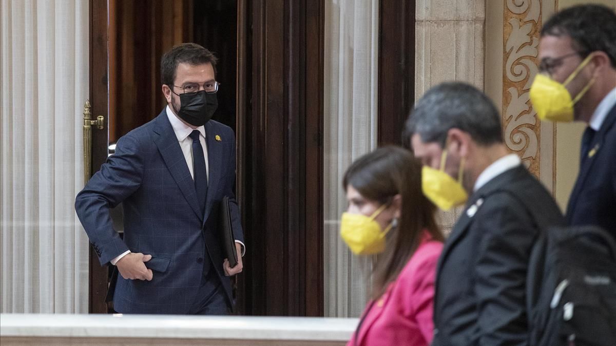Pere Aragonès (ERC) junto a diputados de Junts. Pere Aragonès (ERC) junto a diputados de Junts.