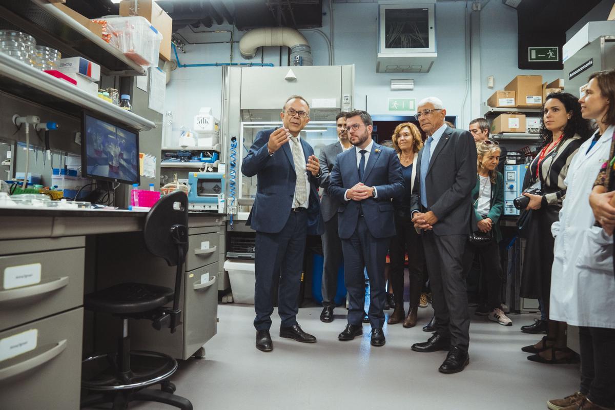 El ’president’ Aragonès y el ’conseller’ Balcells, durante la visita a un laboratorio del Institut de Bioenginyeria de Catalunya.