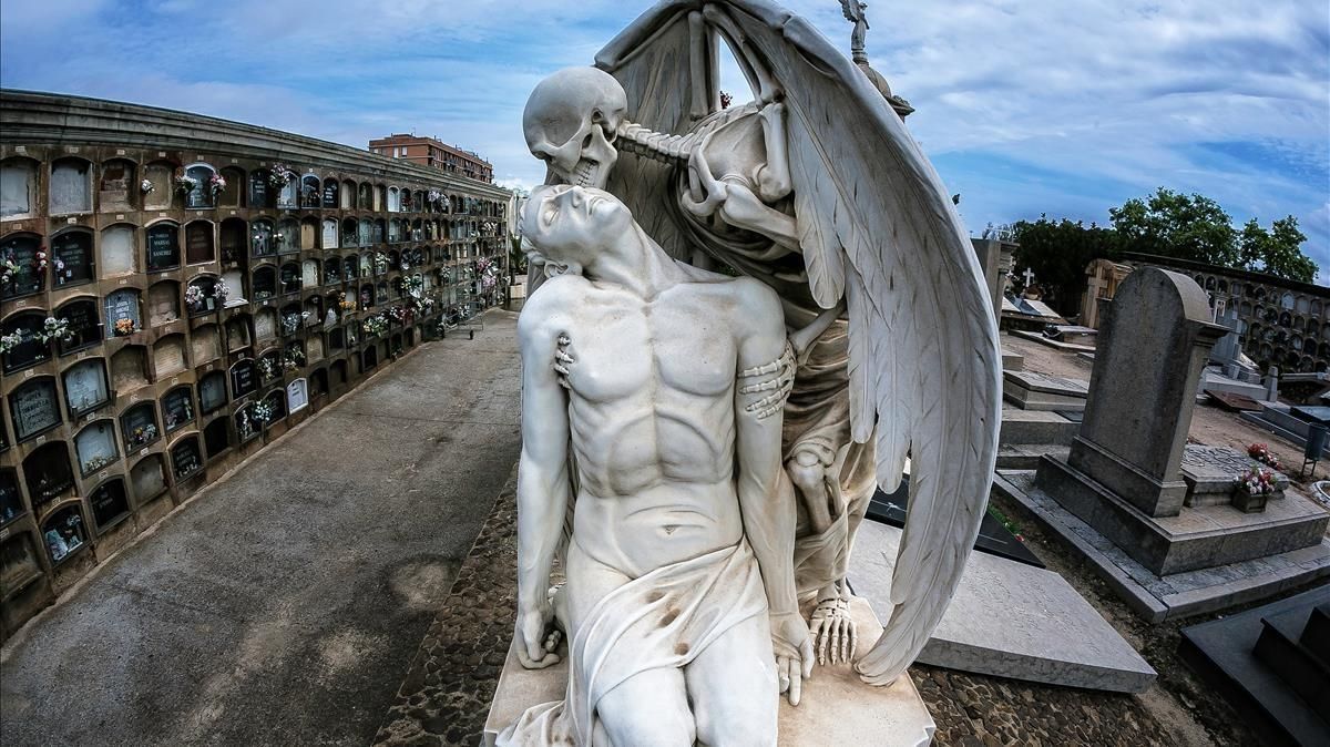 ’El beso de la muerte’, de Jaume Barba, la escultura más conocida del cementerio de Poblenou. ’El beso de la muerte’, de Jaume Barba, la escultura más conocida del cementerio de Poblenou.