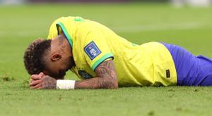 Neymar se lamenta en el suelo tras haber recibido una falta.