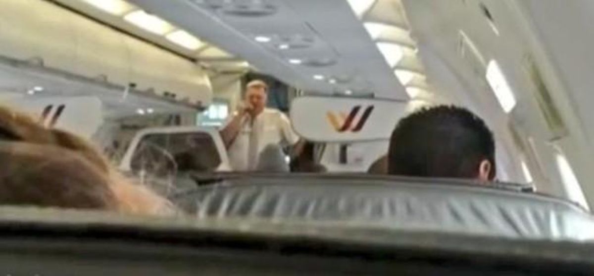 El piloto de Germanwings Frank Woiton tranquiliza a los pasajeros El piloto de Germanwings Frank Woiton tranquiliza a los pasajeros