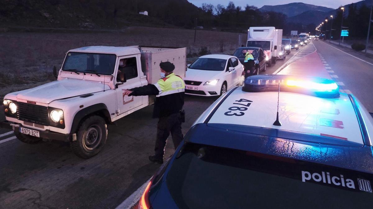 Controles policiales para entrar al Ripollès, tras decretarse el confinamiento estricto en esta comarca y en La Cerdanya. 