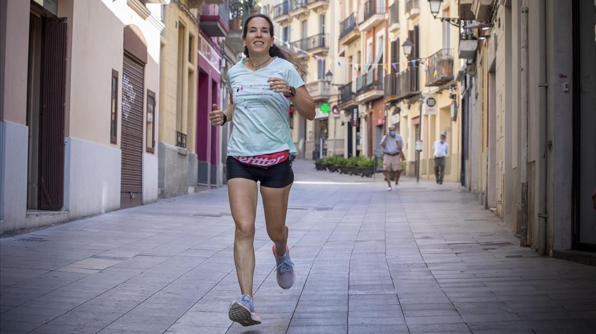Arantxa Suau, corriendo por Major de Sarrià, una de las calles de su itinerario, el pasado 27 de julio. Arantxa Suau, corriendo por Major de Sarrià, una de las calles de su itinerario, el pasado 27 de julio.