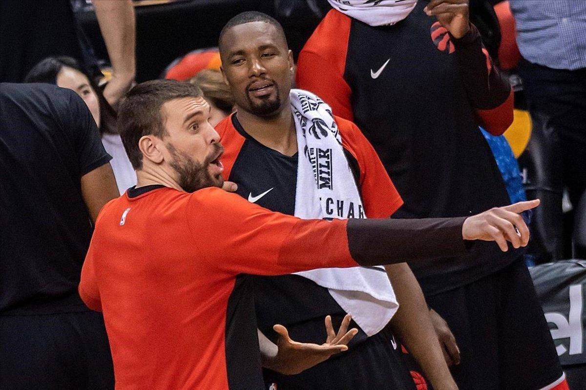 Marc Gasol y Serge Ibaka, en una imagen de archivo, en el banquillo de los Raptors Marc Gasol y Serge Ibaka, en una imagen de archivo, en el banquillo de los Raptors