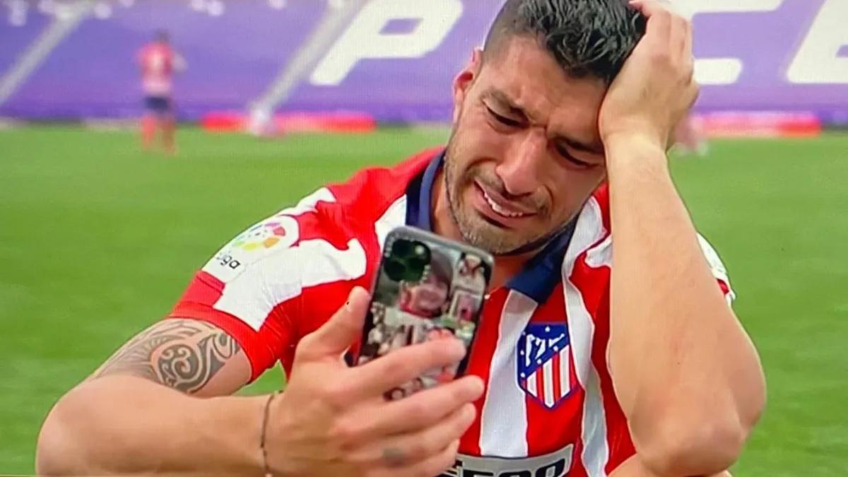 Suárez llora en el césped de Zorrilla mientras habla por videollamada con su familia. Suárez llora en el césped de Zorrilla mientras habla por videollamada con su familia.