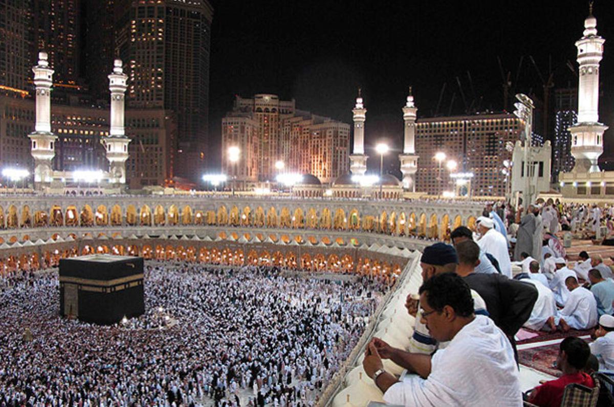 Els pelegrins resen a la Gran Mesquita durant el mes musulmà del Ramadà, a la ciutat santa de la Meca (Aràbia Saudita).