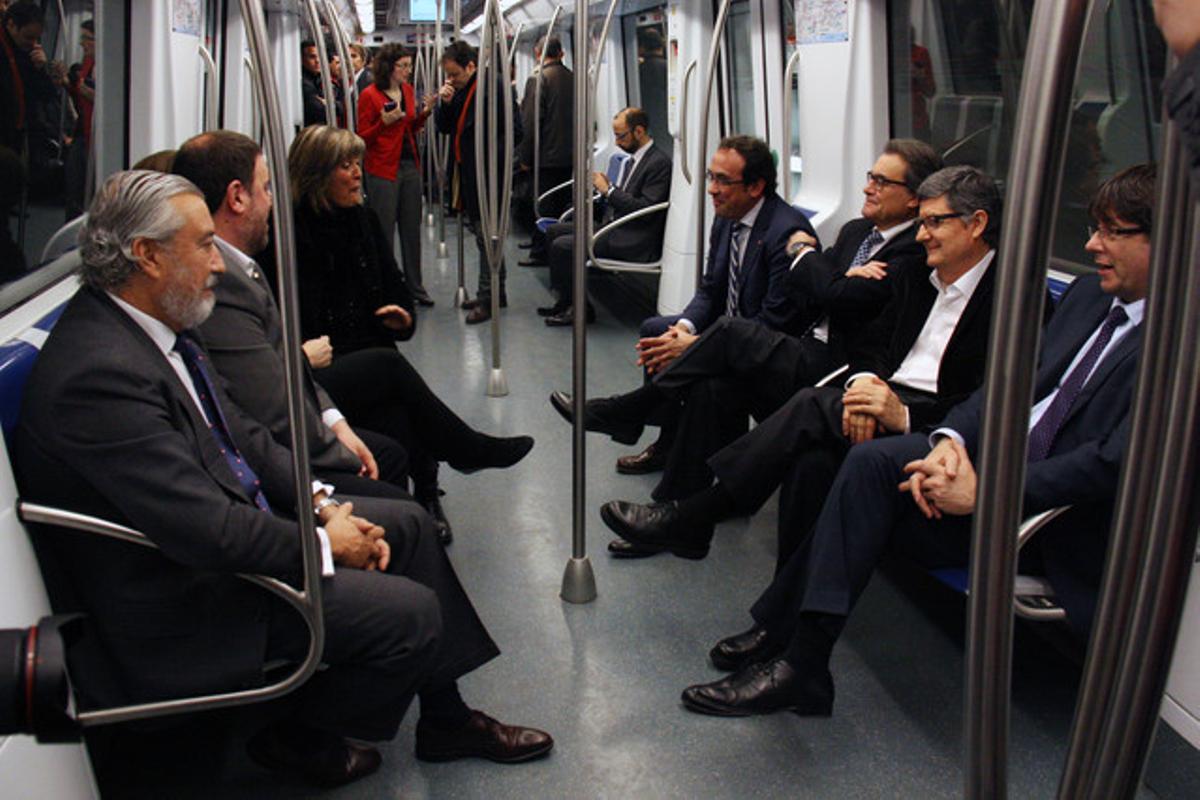 Las autoridades hacen el viaje inaugural de la línea 9 sur del metro. Entre ellos están el presidente de la Generalitat, Carles Puigdemont, y el secretario de Estado de Infraestructuras, Julio Gómez-Pomar. 