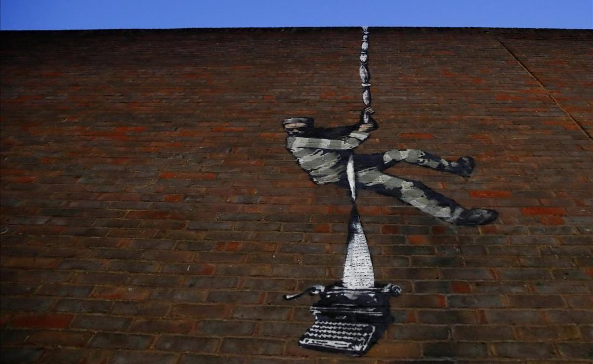 El nuevo mural, supuestamente atribuido a Banksy, en un muro de la prisión HM Reading. El nuevo mural, supuestamente atribuido a Banksy, en un muro de la prisión HM Reading.