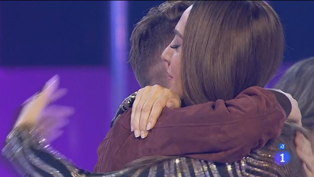 Mónica Naranjo abraza a Raoul en ’OT’. 