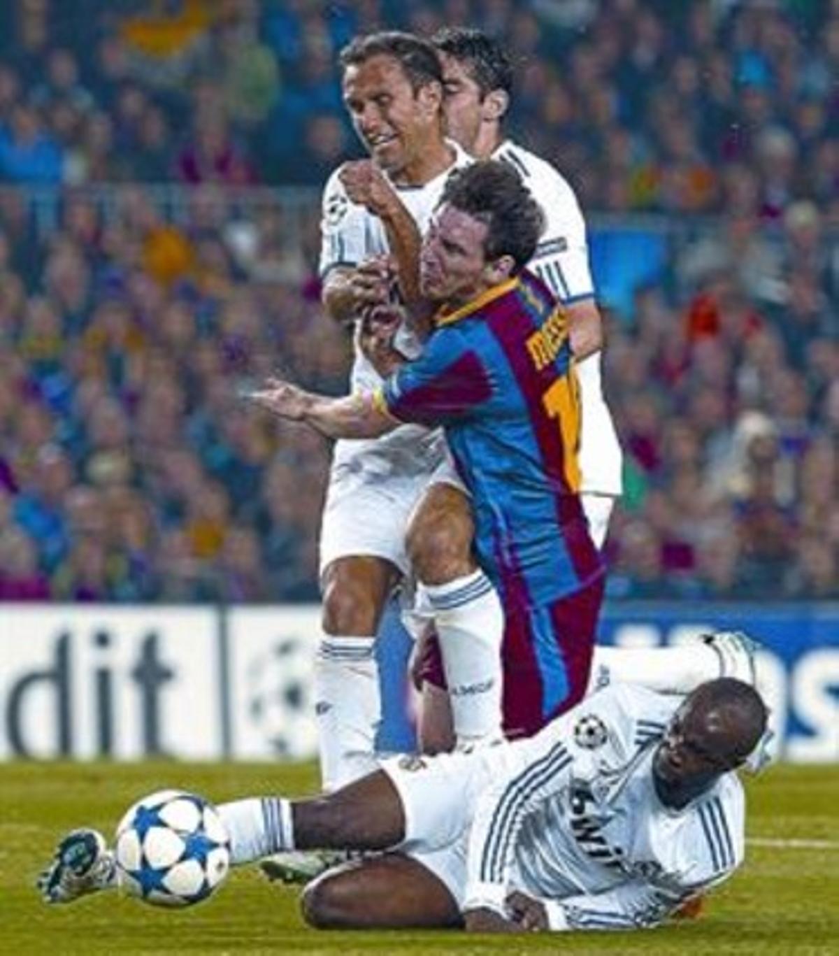 Messi disputa un balón con Lass Diarra (en el suelo) y Carvalho.