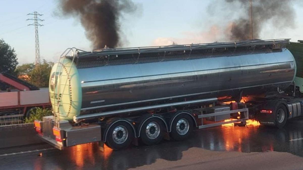 La AP-7 sufre más de 10 horas de colapso por el incendio de un camión en Barberà del Vallès
