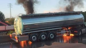 La AP-7 sufre más de 10 horas de colapso por el incendio de un camión en Barberà del Vallès