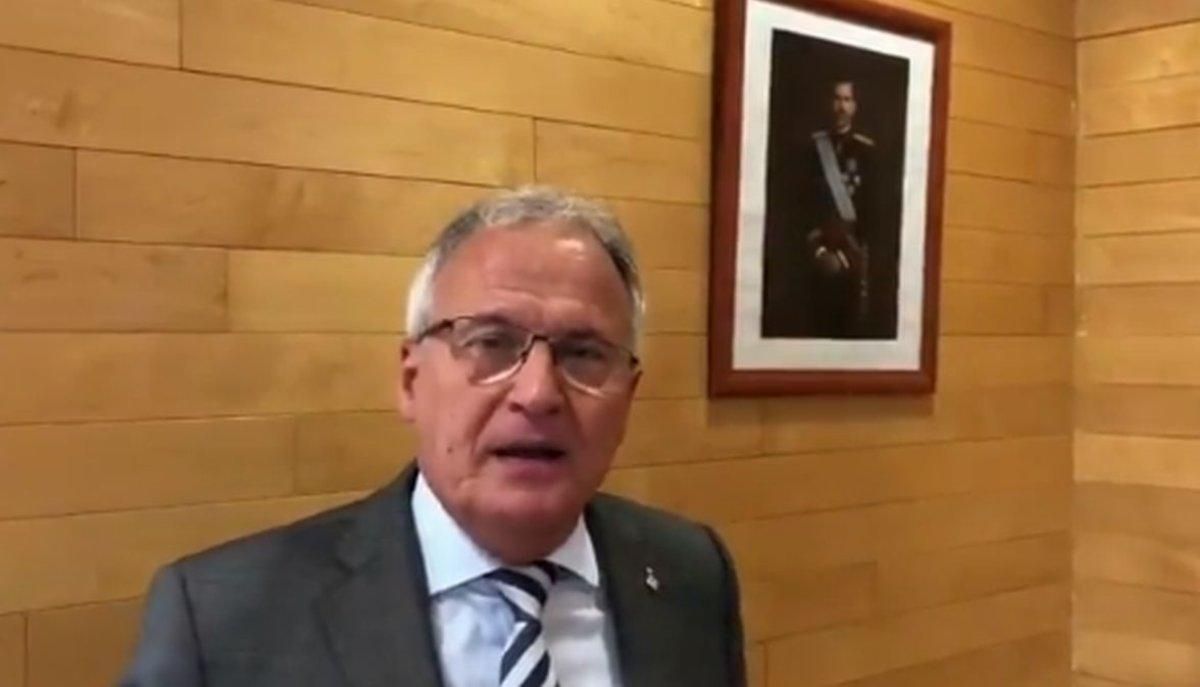 Josep Bou, junto a un retrato de Felipe VI en su despacho del Ayuntamiento de Barcelona. Josep Bou, junto a un retrato de Felipe VI en su despacho del Ayuntamiento de Barcelona.
