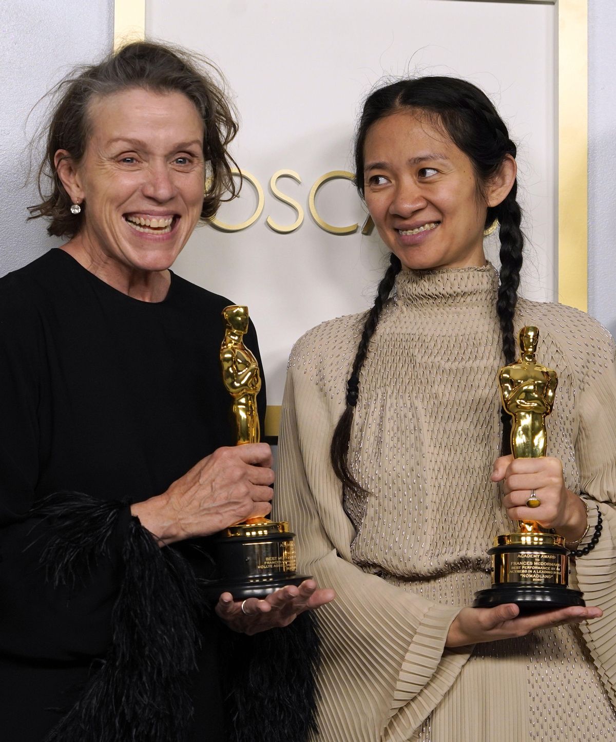 La actriz Frances McDormand y la directora Chloe Zhao, tras ganar el Oscar por ’Nomadland’. La actriz Frances McDormand y la directora Chloe Zhao, tras ganar el Oscar por ’Nomadland’.