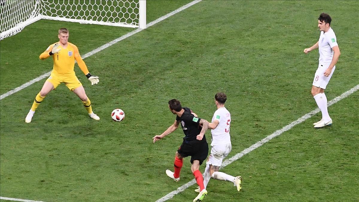 Mandzukic se escapa de Stones y bate a Pickford con el gol que lleva a Croacia a la final del Mundial.