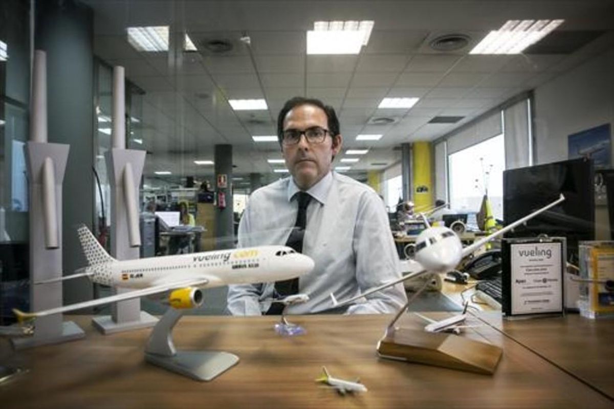 Javier Sánchez-Prieto, presidente de Vueling, en su despacho de las instalaciones de la compañía en el Polígono Mas Blau de El Prat de Llobregat. Javier Sánchez-Prieto, presidente de Vueling, en su despacho de las instalaciones de la compañía en el Polígono Mas Blau de El Prat de Llobregat.