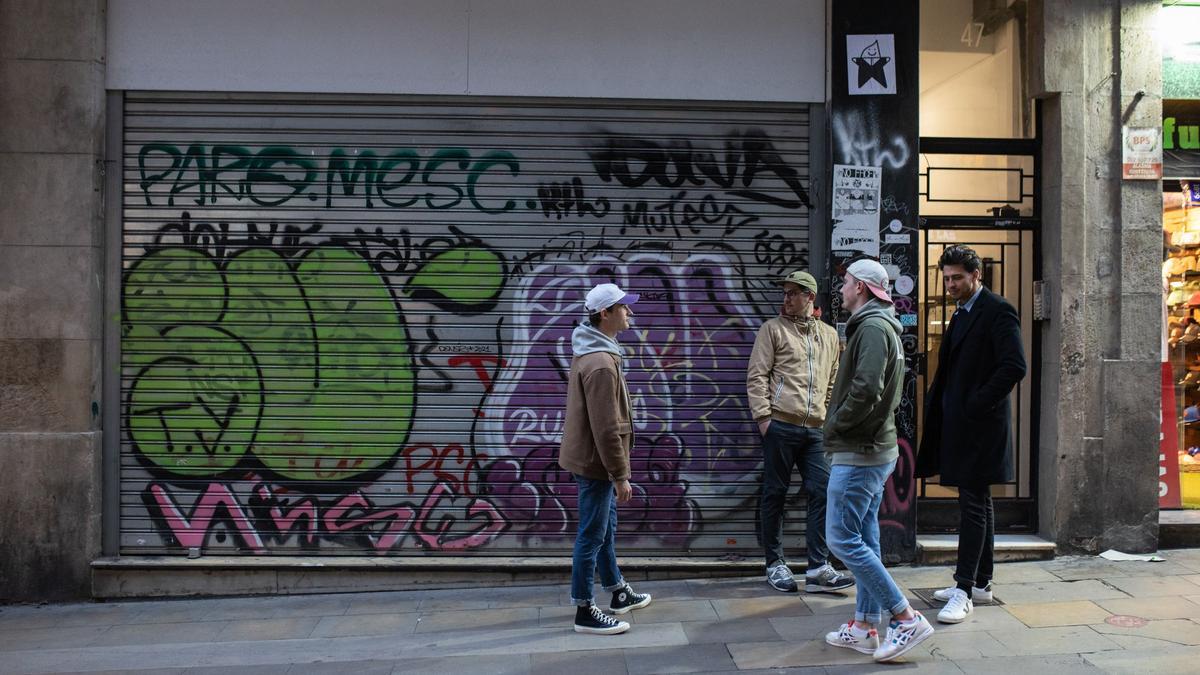 Negocios cerrados en la calle de Ferran, en el Gòtic, dos años después del inicio de la pandemia.