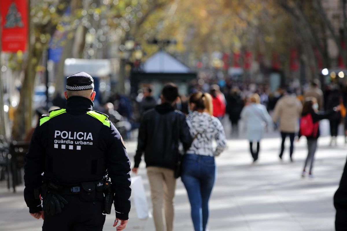 Un agente de la Guardia Urbana en la Rambla. Un agente de la Guardia Urbana en la Rambla.