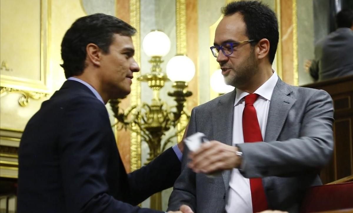 Pedro Sánchez saluda a Antonio Hernando, este jueves en el Congreso. Pedro Sánchez saluda a Antonio Hernando, este jueves en el Congreso.