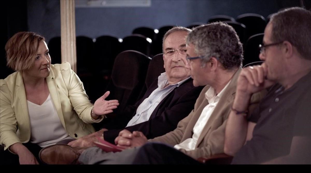 Cristina Pardo charla en ’Malas compañías’ con algunos políticos catalanes. 