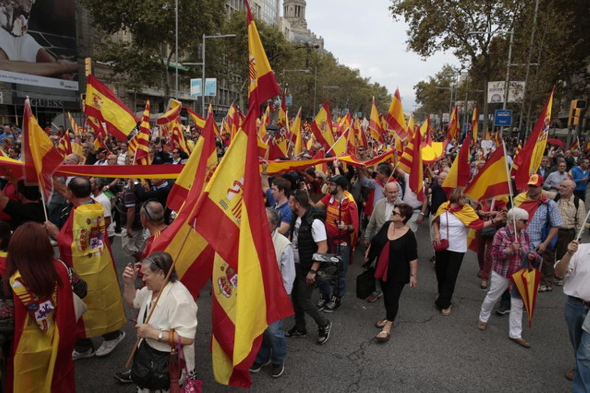 Asistentes a la manifestación de la plaza de Catalunya, el 12-O del 2015.