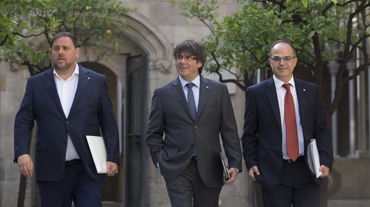El ’president’ Carles Puigdemont, entre el vicepresidente Oriol Junqueras y el ’conseller’ Jordi Turull, en el Palau de la Generalitat. El ’president’ Carles Puigdemont, entre el vicepresidente Oriol Junqueras y el ’conseller’ Jordi Turull, en el Palau de la Generalitat.