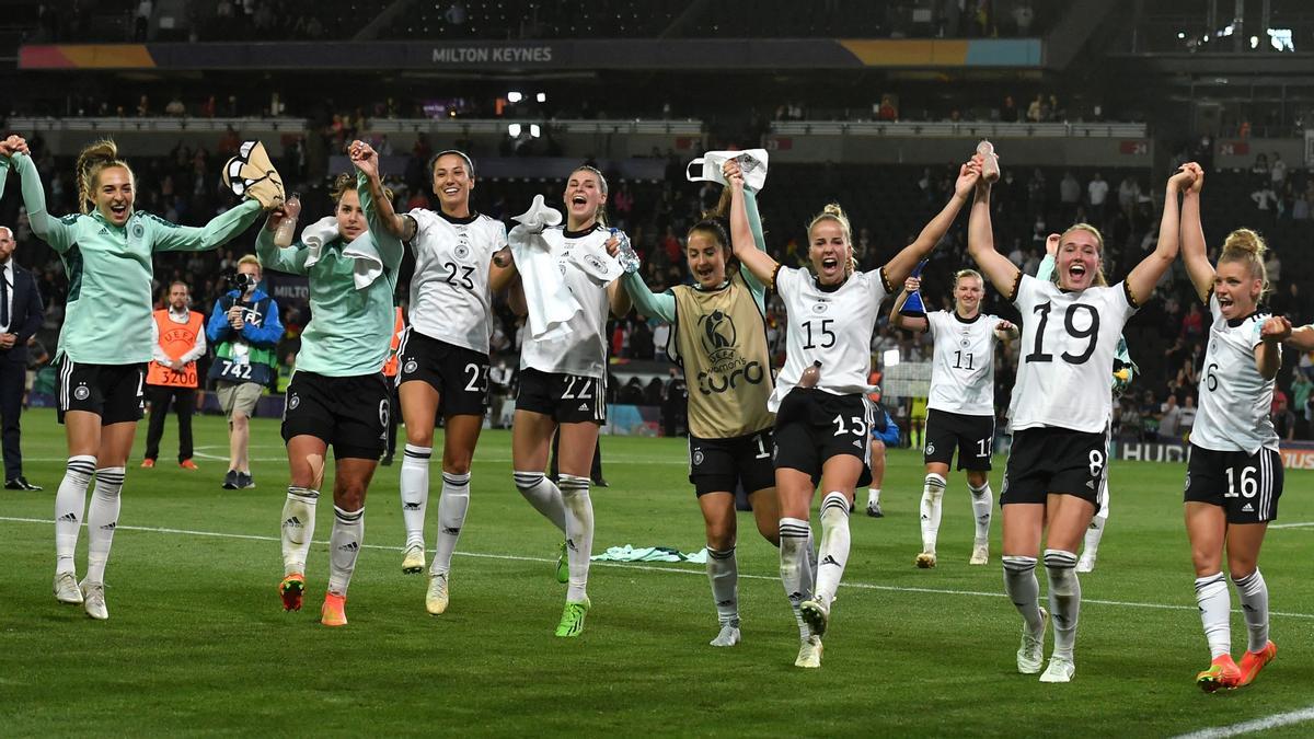 Las jugadoras de Alemania celebran con el público congregado en el estadio de Milton Keynes la victoria sobre Francia.