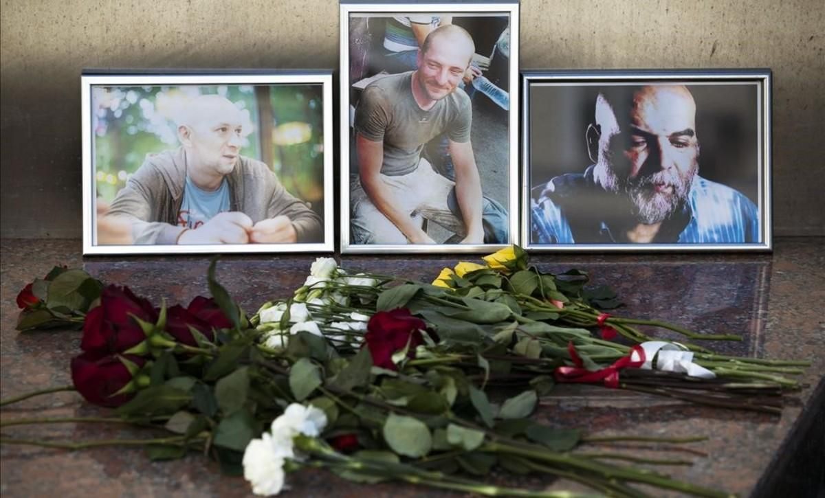 Ofendas florales ante las fotografías de los 3 periodistas rusos asesinados, ante la sede de la Unión Rusa de Periodistas, en Moscú. Ofendas florales ante las fotografías de los 3 periodistas rusos asesinados, ante la sede de la Unión Rusa de Periodistas, en Moscú.