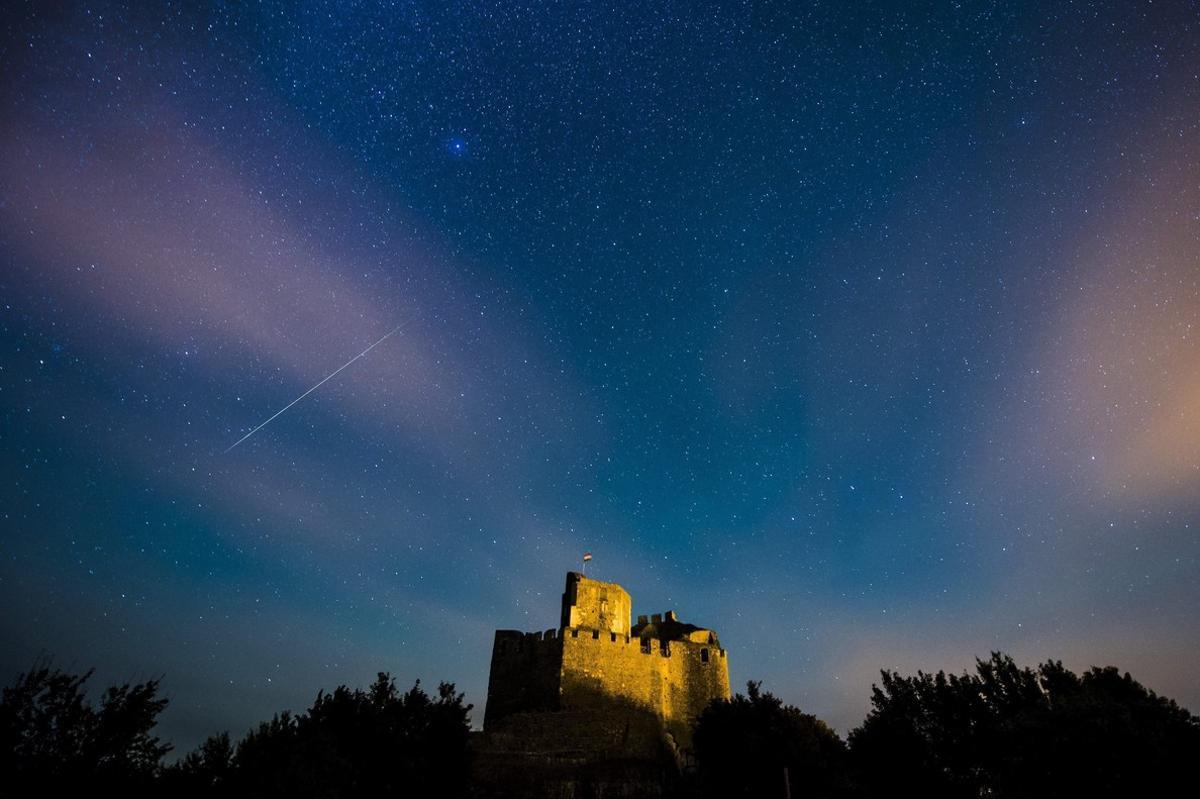 HUN01 HOLLOKO  HUNGRIA  12 08 2016 - Fotografia que muestra una lluvia de estrellas sobre el castillo de Holloko  situado en un pueblo de montana alistado en el Patrimonio Mundial de la Unesco  cerca de Budapest  Hungria  hoy  12 de agosto 2016  Las Perseidas son vistas cada mes de agosto cuando la Tierra pasa a traves de un flujo de escombros dejados por el cometa Swift-Tuttle  EFE Peter Komka PROHIBIDO SU USO EN HUNGRIA