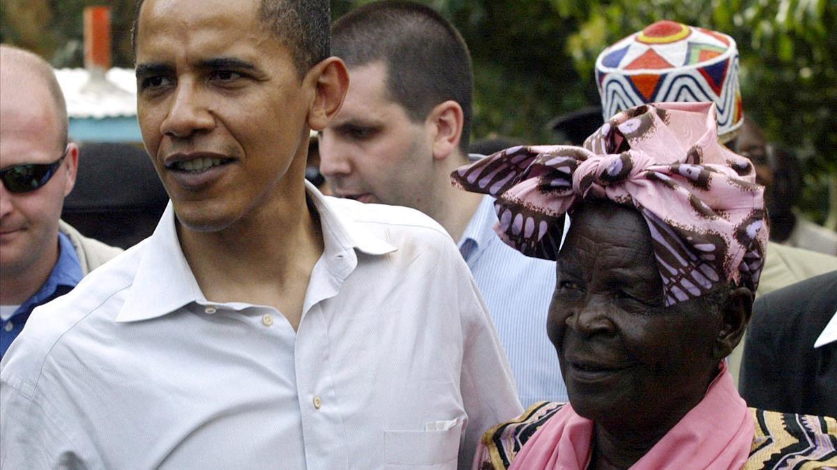 Barack Obama junto a su abuela Sarah.