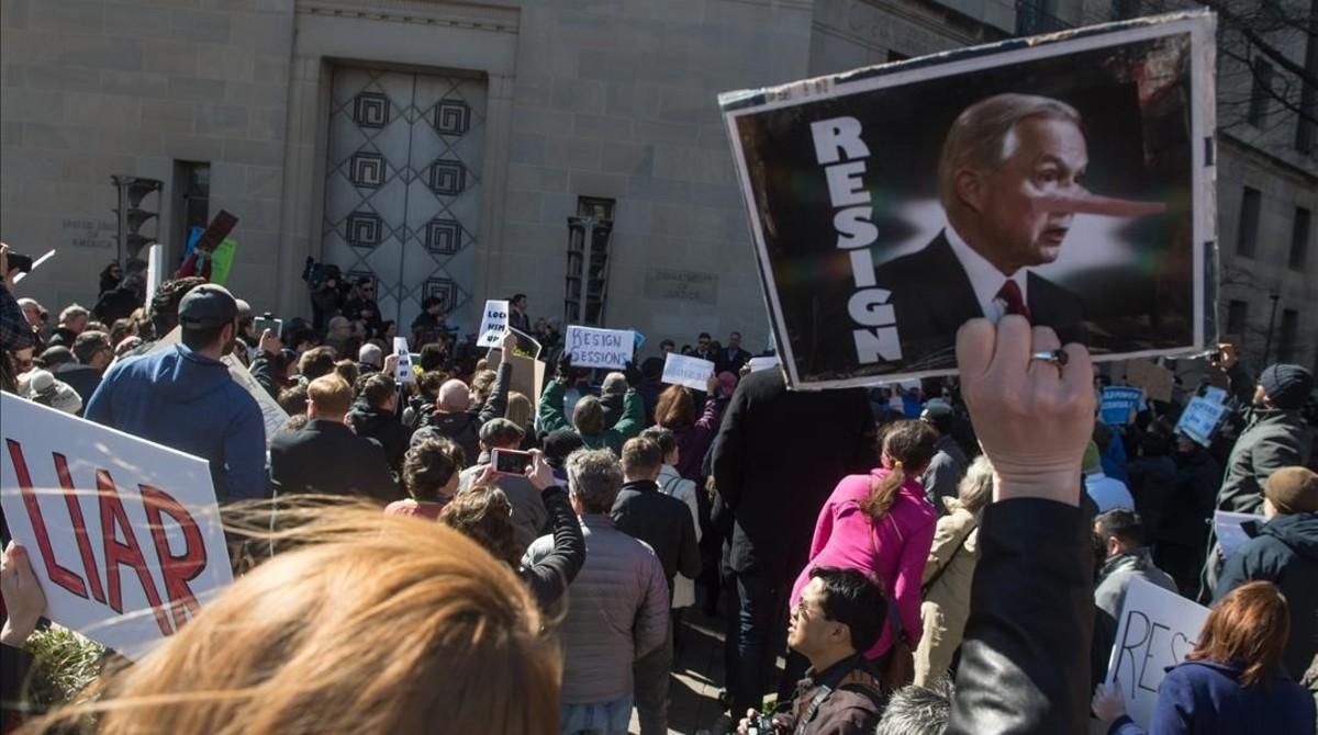 Manifestantes piden la dimisión de Sessions frente a la sede de Justicia, en Washington. Manifestantes piden la dimisión de Sessions frente a la sede de Justicia, en Washington.