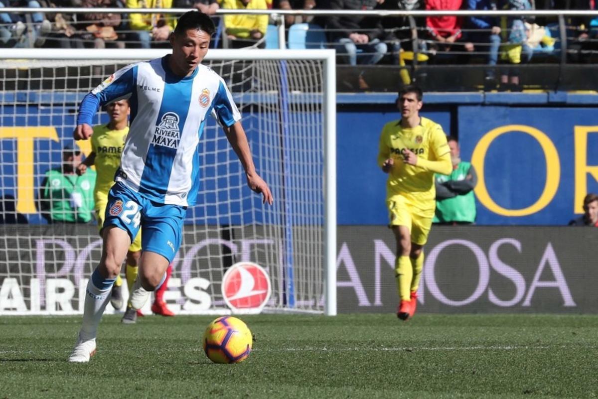 Wu Lei controla un balón en su debut con el Espanyol, el domingo en Vila-real.