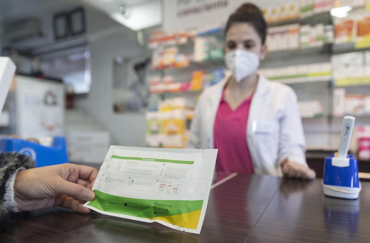 Archivo - Una mujer con un test de antígenos en la farmacia ‘Las Gemelas’, a 10 de enero de 2022, en Madrid (España).