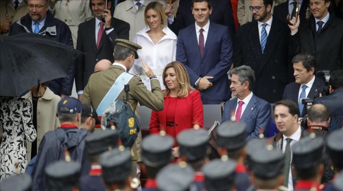 El Rey saluda a Susana Díaz, Miguel Ángel Revilla y Javier Fernández.